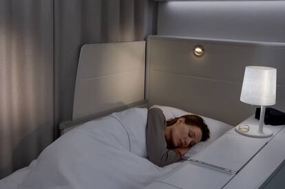 El asiento de los Airbus 380 de Air France se transforma en una cama de más de dos metros de longitud y 77 centímetros de ancho. Y en los vuelos, el viajero en primera clase puede incluso degustar caviar Aquitaine Sturia en las alturas. Un billete de ida desde el aeropuerto Charles de Gaulle de París dirección Nueva York cuesta a partir de los 8.169 euros.  Más información: <a href="https://www.airfrance.es/ES/es/common/guidevoyageur/classeetconfort/la_premiere_aeroport.htm" target="_blank">www.airfrance.es</a>