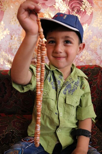 Este es Mohammad-Wisam. Su juguete favorito es un collar con cuentas, porque lo agita cada vez que baila 'dabkeh', un baile tradicional, y escucha viejas canciones sirias. “Mi abuelo todavía está allí. Me encantaría ir a verlo algún día porque me pusieron su nombre”.