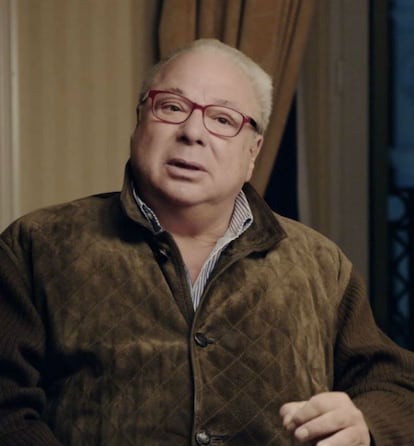 <p><b> 1981- Redactor de Nacional (26 años) </p></b> <p><b> 2015- Jubilado </p></b> <p>Fernando Orgambides fue uno de los pocos periodistas que pudo informar del golpe desde el Hotel Palace. La suerte quiso que el redactor de nacional especializado en defensa librara aquel lunes y la noticia le sorprendió paseando por la Puerta del Sol, a pocos minutos del Congreso. “Pasé junto a un quiosco de ciegos y vi un corrillo de personas arremolinadas en torno a una radio. Me acerqué y oí ‘guardias civiles en el Congreso’”. </p> <p>Inmediatamente emprendió una carrera hacia allá y pudo llegar al Hotel Palace pocos minutos después del golpe, antes de que se acordonara la zona. Poco más tarde nadie que no fuera político o militar podría entrar. “El cordón policial se convirtió en una “isla donde se decidía el futuro del país”, según recuerda el reportero. La inmensa mayoría de los periodistas llegaron más tarde y tuvieron que montar su cuartel general en el Ritz, que quedaba fuera del cordón. Gracias a Orgambides, EL PAÍS pudo tener una habitación con vistas al Congreso y una línea de teléfono desde la que informar. </p>