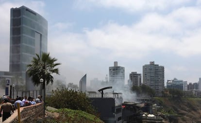 Humo en los alrededores del Larcomar.