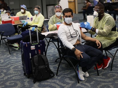 Un viajero recibe la vacuna de Pfizer contra la covid-19 en el aeropuerto de Miami el pasado 10 de mayo.