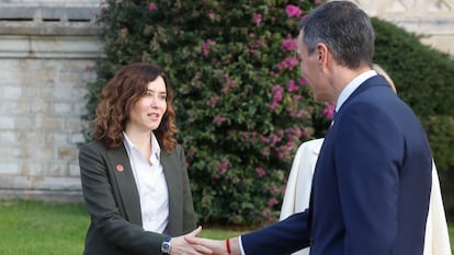 El presidente del Gobierno, Pedro Sánchez (d), saluda a la presidenta de la Comunidad de Madrid, Isabel Díaz Ayuso, a su llegada al Palacio de la Magdalena de Santander para la XXVII Conferencia de Presidentes.