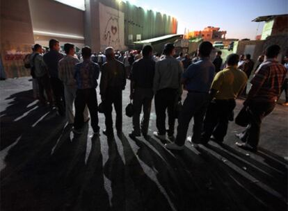 Un grupo de trabajadores palestinos aguarda en la ciudad de Belén para cruzar a Jerusalén.
