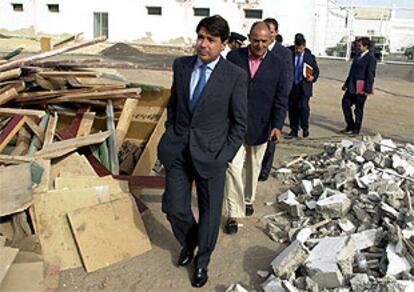 Ignacio González, durante su visita de ayer a las obras del centro para inmigrantes El Matorral, en Fuerteventura.