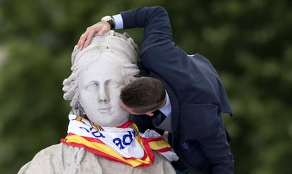 El capitán del Real Madrid, Sergio Ramos, besa a la diosa Cibeles. 