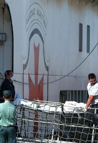 Desembarco de los cadáveres de inmigrantes tras la llegada del buque al puerto de Las Palmas.