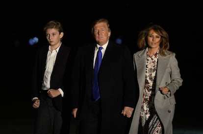 Donald y Melania Trump, junto a su hijo Barron, en Washington, en febrero.