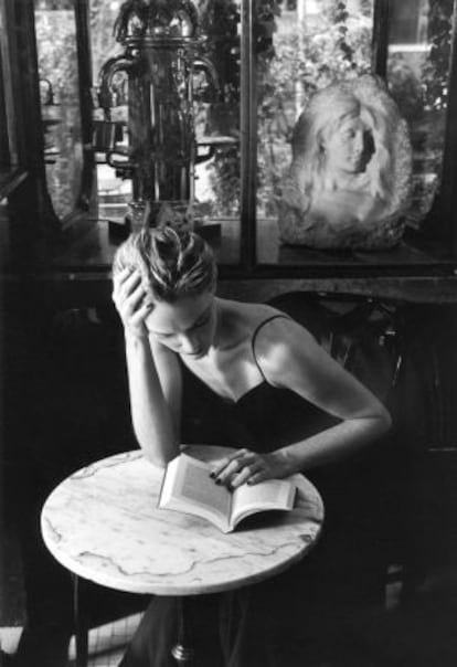Una lectora, en el Caffè della Pace, en Roma.