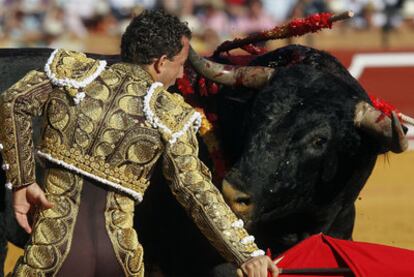 El torero Rafaelillo, en la corrida de la Maestranza, con el segundo toro de la tarde.