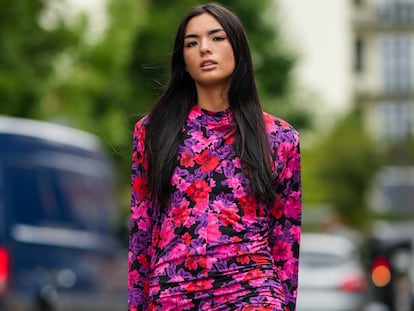 Artículo de EL PAÍS Escaparate sobre vestidos florales para primavera.