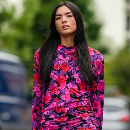 Artículo de EL PAÍS Escaparate sobre vestidos florales para primavera.