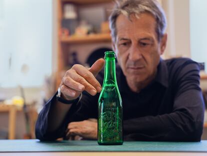 Madoz en su estudio trabajando en su colaboración con Cervezas Alhambra.