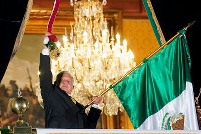 El presidente Andrés Manuel López Obrador toca la campana de Palacio Nacional, durante la Ceremonia de Independencia. 