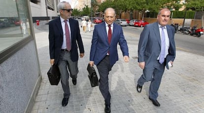 Enrique Crespo, en el centro, a su llegada a los juzgados de Valencia.