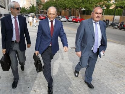 Enrique Crespo, en el centro, a su llegada a los juzgados de Valencia.