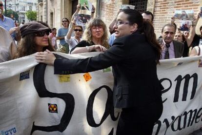 La diputada Mònica Oltra, ayer, a las puertas del TSJ en Valencia, saluda a los representantes cívicos que acudieron en su apoyo el pasado 2 de junio