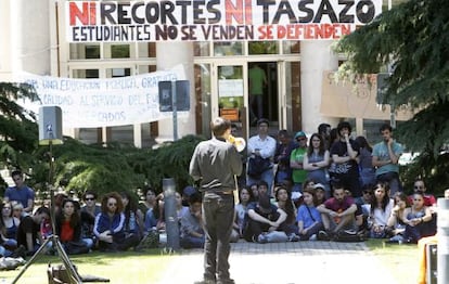 Clase impartida en el rectorado de la Complutense en apoyo a los alumnos encerrados por no poder pagar la matrícula.