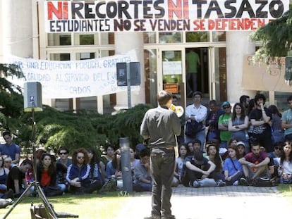 Clase impartida en el rectorado de la Complutense en apoyo a los alumnos encerrados por no poder pagar la matrícula.