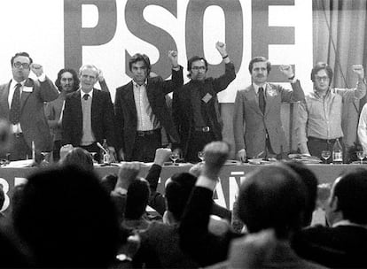 Felipe González y Alfonso Guerra (en el centro), puño en alto, durante el congreso de Suresnes (Francia), el último del PSOE en el exilio, en 1974.