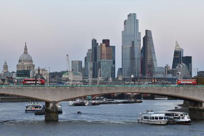 La City de Londres, el distrito financiero de la capital, este lunes, tras el puente de Waterloo