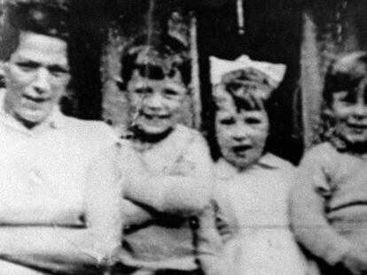 Jean McConville (izquierda), fotografiada junto a tres de sus 10 hijos en una imagen sin fecha.