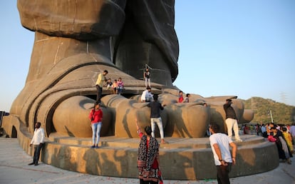 Un grupo de visitantes observa la 'Estatuta de la Unidad' en el dñia de su inauguración en Kevadia, al oeste del estado de Gujarat.