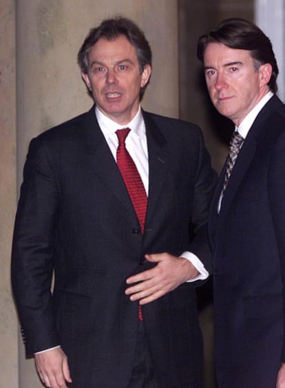 El ex primer ministro, Tony Blair, junto a Peter Mandelson, en Irlanda del Norte, el 17 de enero de 2001.