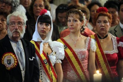 Los chulapos elegidos por el jurado como <i>Don Hilarión, La Susana, La Señá Rita</i> y <i>El Julián,</i> en la misa de la Virgen de la Paloma.