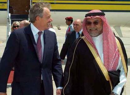 Tony Blair con el príncipe saudí Bandar bin Sultán, el pasado septiembre en Arabia Saudí.