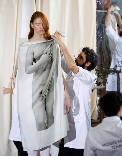 El diseñador Moisés Nieto con una de las modelos en la jornada inaugural en la Mercedes-Benz Fashion Week Madrid en la Facultad de Bellas Artes de Madrid.