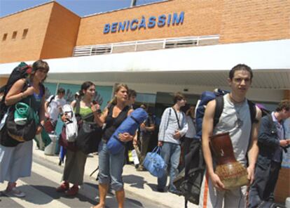 Varios jóvenes, según van llegando a los accesos de la estación de Benicàssim.