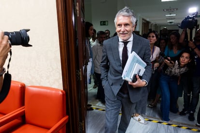 El ministro del Interior, Fernando Grande Marlaska, llegando a la comparecencia de este jueves en el Congreso. 