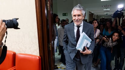 El ministro del Interior, Fernando Grande Marlaska, llegando a la comparecencia de este jueves en el Congreso.