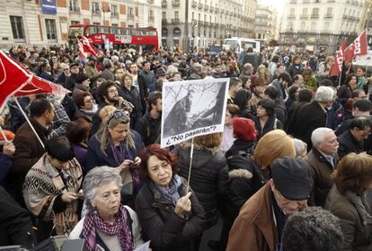 En Madrid, la cantante Cristina del Valle y el refugiado afgano Ahmed han leído un manifiesto. "Dejad de vender armas y habilitad vías legales y seguras ya", han reprochado a los Gobiernos de la UE.