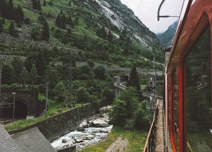 Tren panorámico Glacier Express a su paso por el valle del Ródano, cantón del Valais.