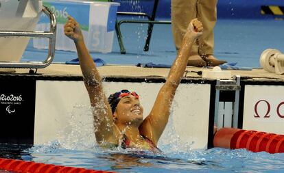 Michelle Alonso celebra la medalla de oro que consiguió en la prueba de 100 metros braza.