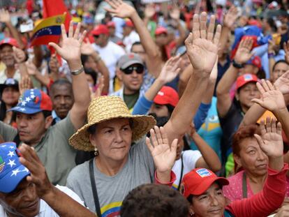 Partidários de Maduro expressam apoio ao presidente venezuelano.