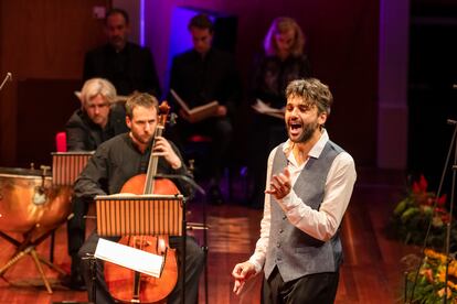 El tenor Reinoud Van Mechelen haciendo un expresivo gesto mientras dirige a su grupo A Nocte Temporis.