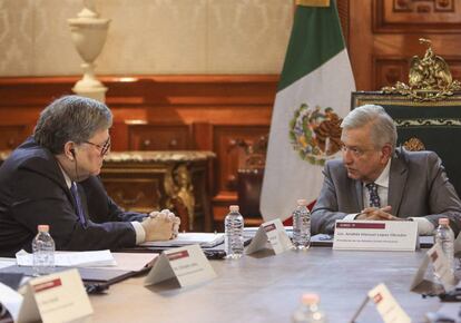 López Obrador con el fiscal general de EE UU, William Barr. 