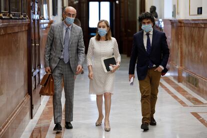 La diputada del PP, Ana Pastor, entre los diputados populares Celso Delgado y Marío Garcés, en el Congreso.