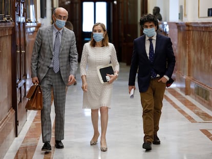 La diputada del PP, Ana Pastor, entre los diputados populares Celso Delgado y Marío Garcés, en el Congreso.