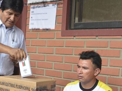Evo Morales, deposita su voto en el Chapare (Bolivia).
