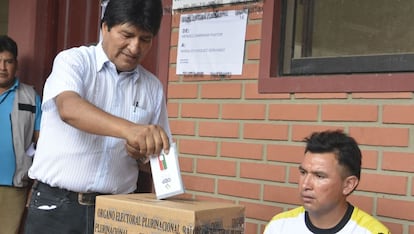 Evo Morales, deposita su voto en el Chapare (Bolivia).