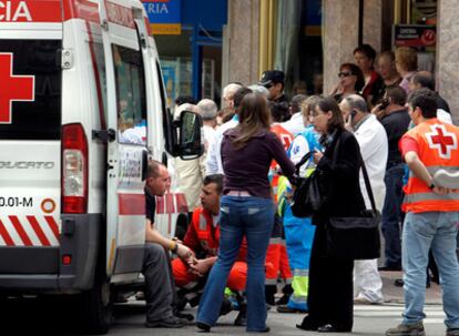 Los equipos de emergencia que intentaron reanimar a la mujer apulada hablan con conocidos y familiares.