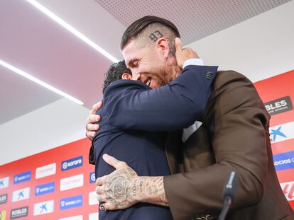 Sergio Ramos se abrazo con el presidente del Sevilla, José María del Nido Carrasco, en su despedida del club andaluz.