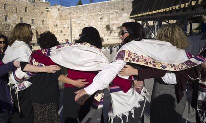 Miembros del grupo Mujeres del Muro de las Lamentaciones celebran en la plaza la decisión del Gobierno israelí.