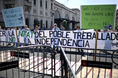 Un grupo de manifestantes contrarios a la independencia de Cataluña protesta junto al Parlament.