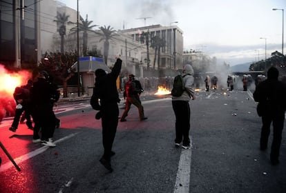 Lanzamiento de objetos a la polic&iacute;a en Atenas.