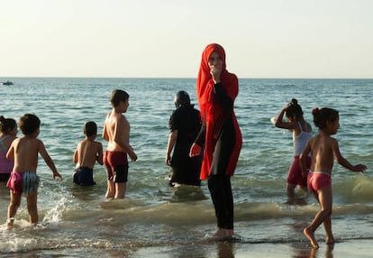 Mujer con 'burkini' en una playa de Argelia.