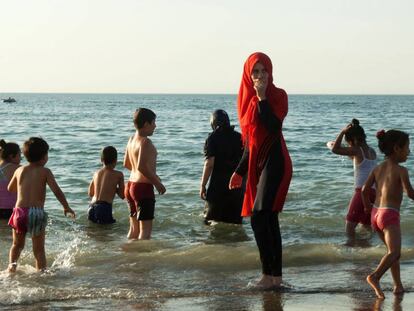 Mujer con 'burkini' en una playa de Argelia.